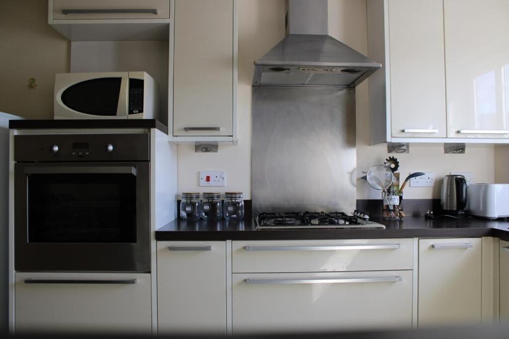 Two Bedroom Apartment, Free Parking, Close To Uclan And Free Wifi بريستون المظهر الخارجي الصورة